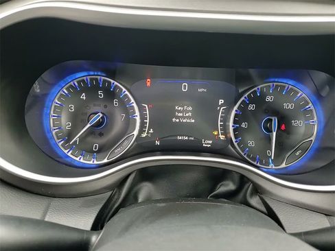 Used 2023 Chrysler Pacifica Touring-L image 27