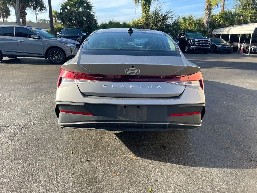 Used 2024 Hyundai Elantra SEL FWD image 4