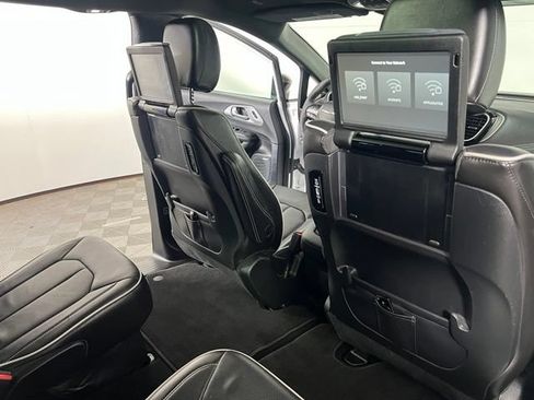 Certified 2023 Chrysler Pacifica Limited w/ Uconnect Theater Family Group FWD image 30