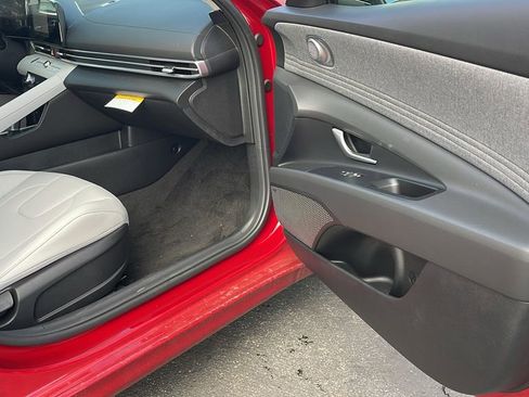 New 2025 Hyundai Elantra Limited image 34