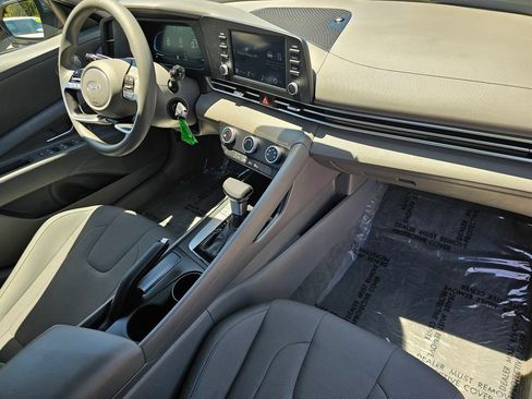Certified 2025 Hyundai Elantra SE FWD image 11