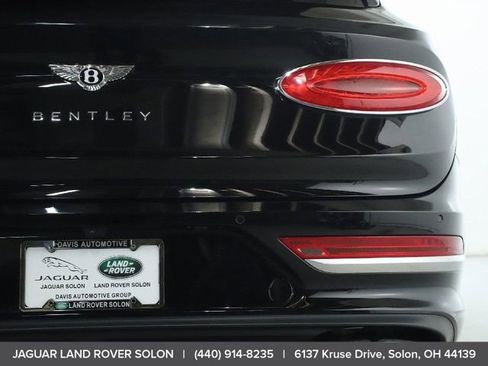 Used 2022 Bentley Bentayga image 45