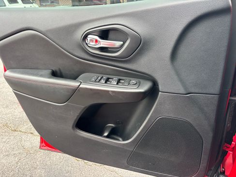 Used 2019 Jeep Cherokee Trailhawk w/ Cold Weather Group AWD/4WD image 7