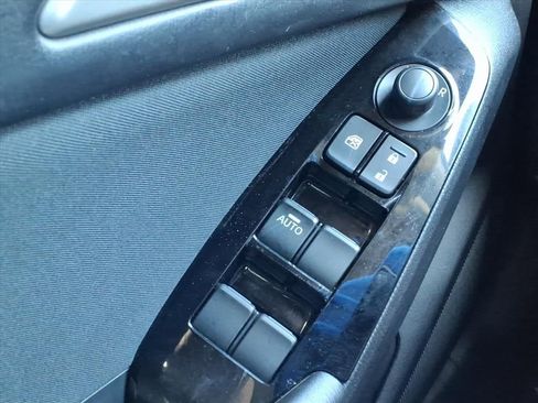 Used 2018 MAZDA MAZDA3 Sport image 24