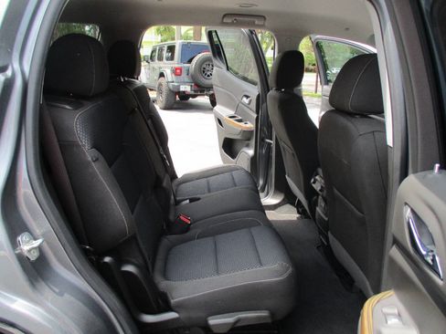 Used 2020 GMC Acadia SLE image 25