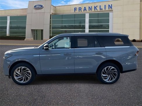 New 2025 Lincoln Navigator Reserve image 4