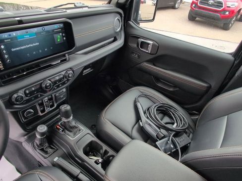 Used 2024 Jeep Wrangler Unlimited Sahara w/ Technology Group AWD/4WD image 24