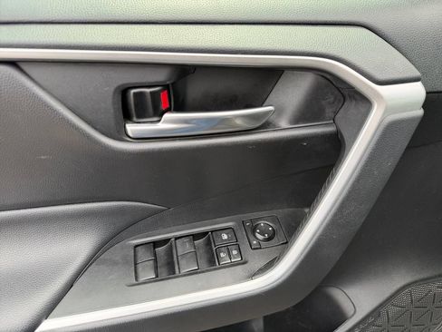Used 2021 Toyota RAV4 XLE FWD image 21