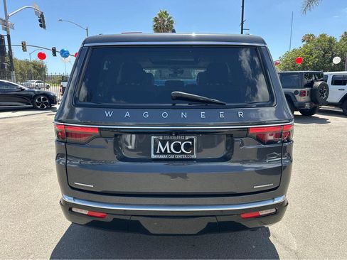 Used 2022 Jeep Wagoneer Series III w/ Premium Group I AWD/4WD image 12