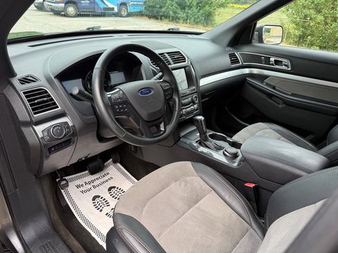 Used 2017 Ford Explorer XLT w/ Equipment Group 202A AWD/4WD image 20