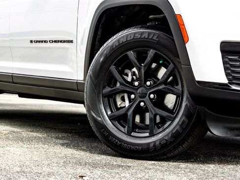 Used 2024 Jeep Grand Cherokee L Laredo image 2