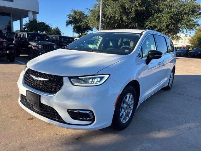 Used 2024 Chrysler Pacifica Touring-L FWD image 2