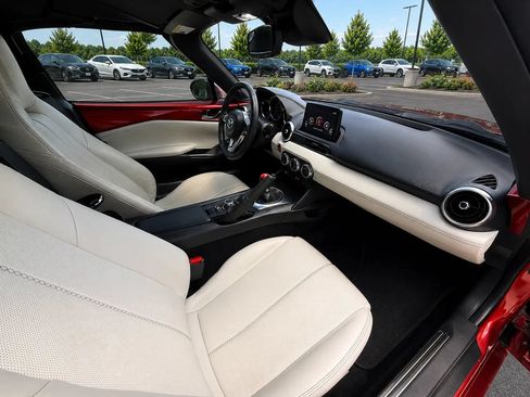 Used 2021 MAZDA MX-5 Miata RF Grand Touring RWD image 13