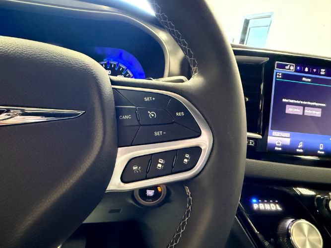 Used 2025 Chrysler Pacifica Select FWD image 23