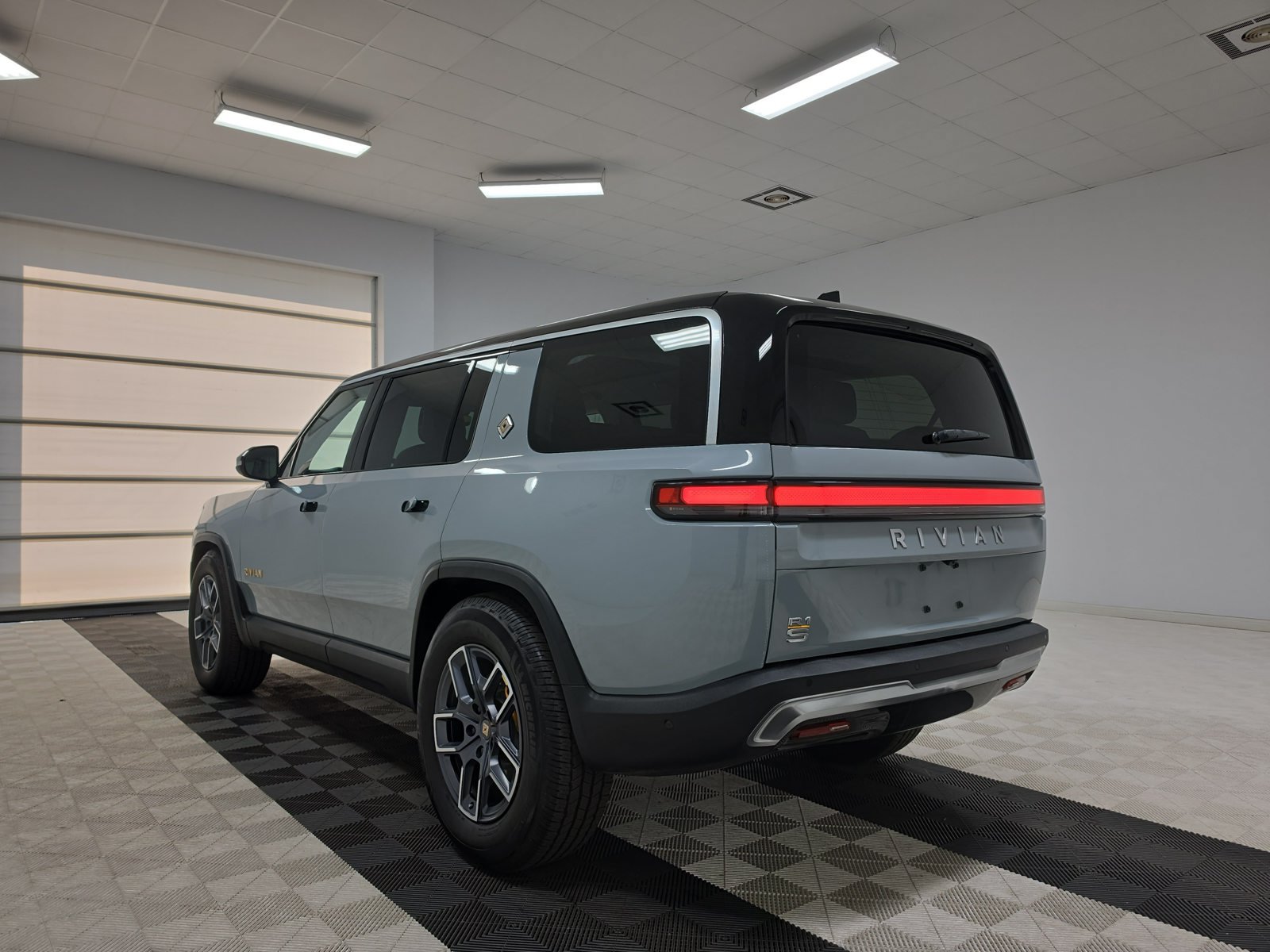Used 2023 Rivian R1S Adventure Quad AWD/4WD image 3