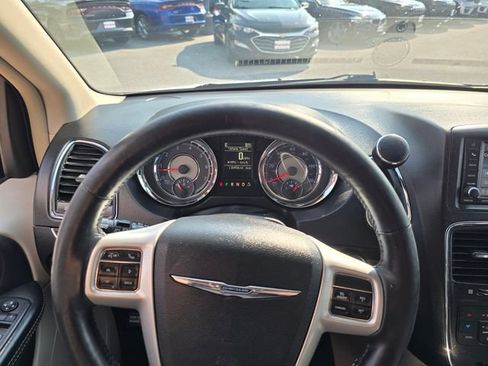 Used 2016 Chrysler Town & Country Touring w/ Driver Convenience Group FWD image 14