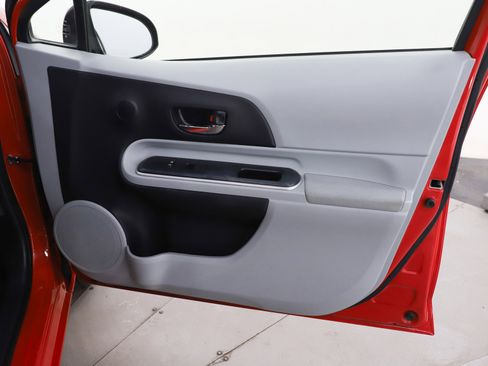 Used 2014 Toyota Prius C Three image 9