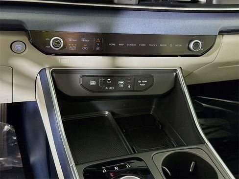 Used 2026 Kia Carnival EX image 10