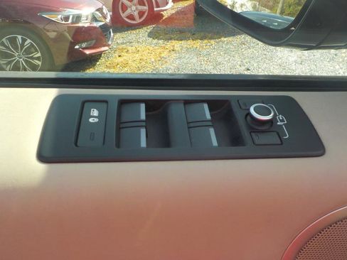 Used 2018 Land Rover Discovery SE image 11