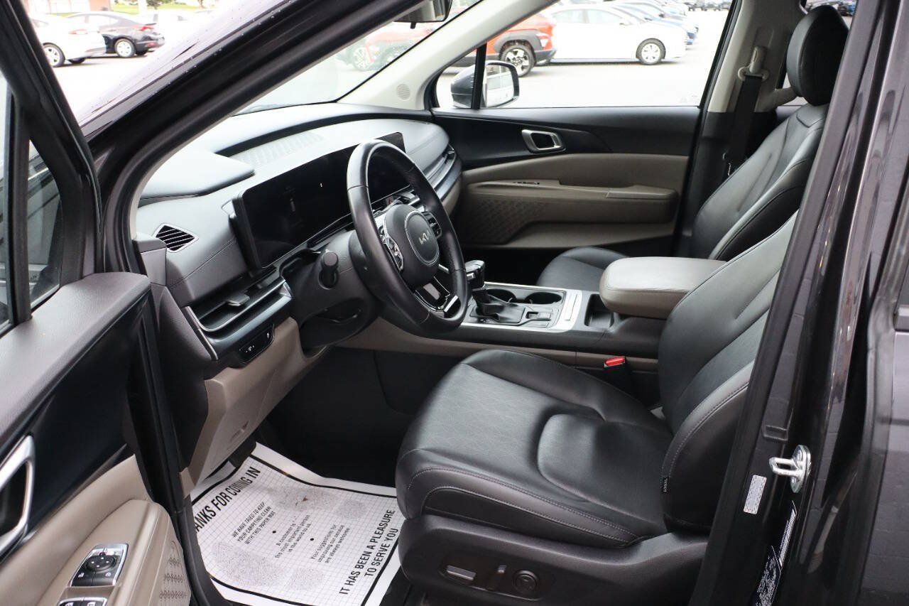 Used 2025 Kia Carnival FWD image 6