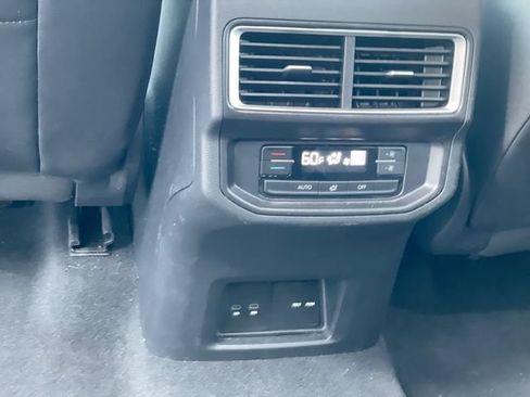 Used 2025 Volkswagen Atlas SE AWD/4WD image 13