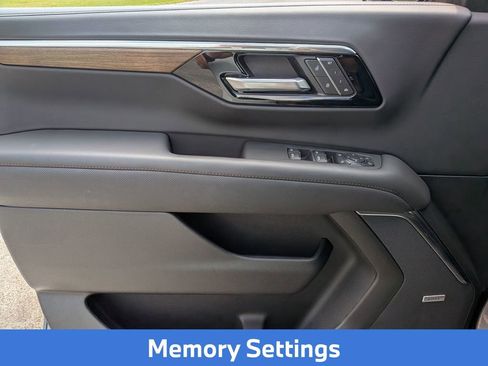 Used 2025 Chevrolet Tahoe High Country image 15