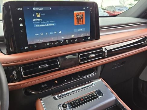 Used 2025 Lincoln Aviator Reserve w/ Equipment Group 201A AWD/4WD image 27