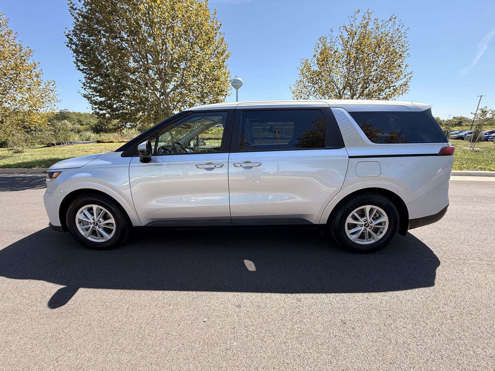 Used 2023 Kia Carnival LX FWD image 8