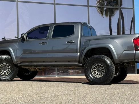 Used 2016 Toyota Tacoma TRD Sport image 6