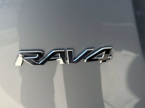 Used 2018 Toyota RAV4 XLE FWD image 30