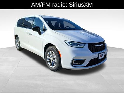 New 2026 Chrysler Pacifica Select image 9