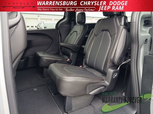 New 2026 Chrysler Pacifica Select image 13
