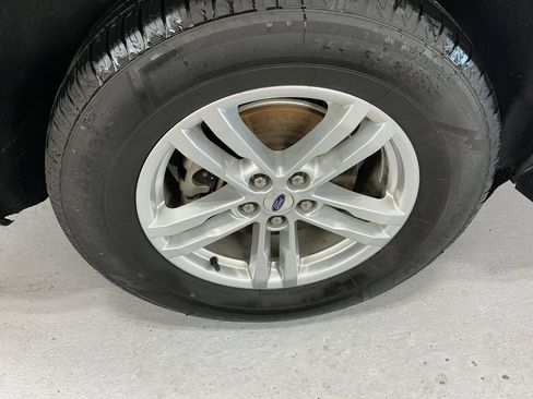 Used 2022 Ford Explorer XLT w/ Equipment Group 202A AWD/4WD image 5