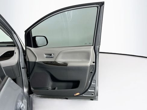 Used 2016 Toyota Sienna XLE w/ XLE Navigation Package FWD image 31