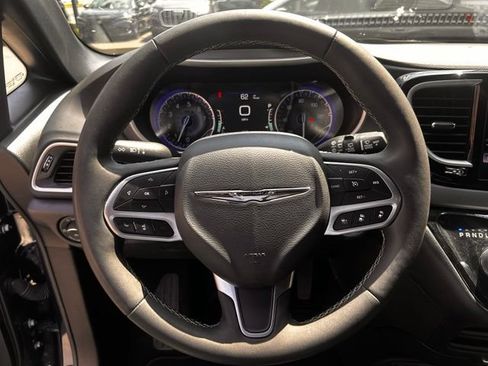 Used 2025 Chrysler Pacifica Select FWD image 25