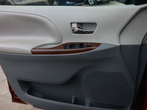 Used 2012 Toyota Sienna XLE image 42