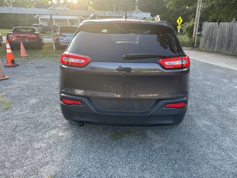 Used 2018 Jeep Cherokee Latitude w/ Altitude Package FWD image 5
