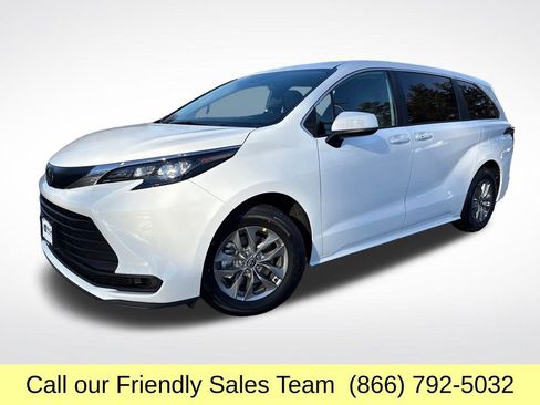 New 2026 Toyota Sienna LE image 1