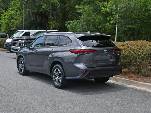 Used 2022 Toyota Highlander XLE FWD image 3