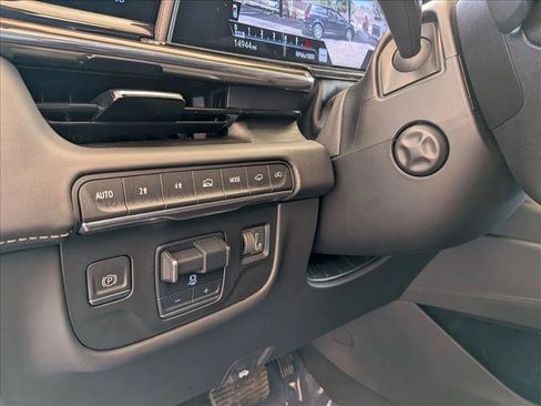 Used 2024 Cadillac Escalade ESV Premium Luxury Platinum AWD/4WD image 16