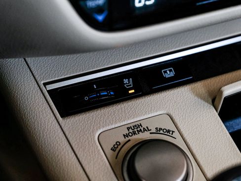 Used 2014 Lexus ES 300h w/ Luxury Package w/Bamboo Trim FWD image 23