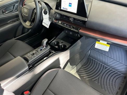 Used 2025 Toyota Prius Plug-In Hybrid image 13