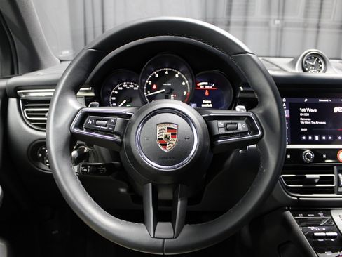 Used 2025 Porsche Macan image 27