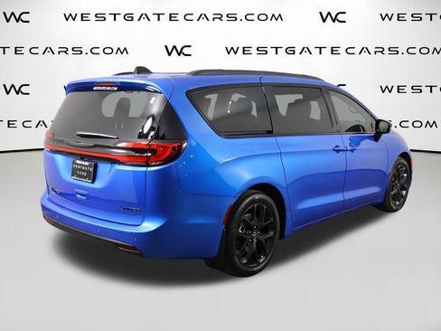 New 2026 Chrysler Pacifica Limited w/ Uconnect Theater Family Group image 57