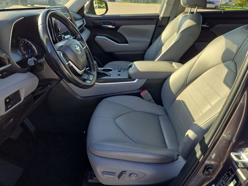 Used 2023 Toyota Highlander XLE FWD image 15
