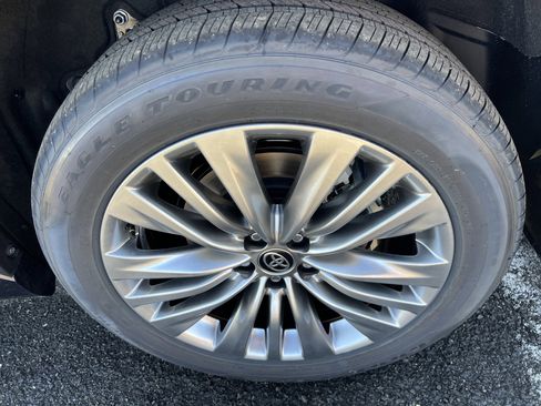 New 2026 Toyota Highlander Platinum image 10