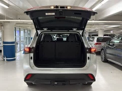 Used 2022 Toyota Highlander XLE image 7