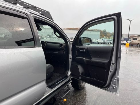 Used 2020 Toyota Tacoma TRD Off-Road image 23