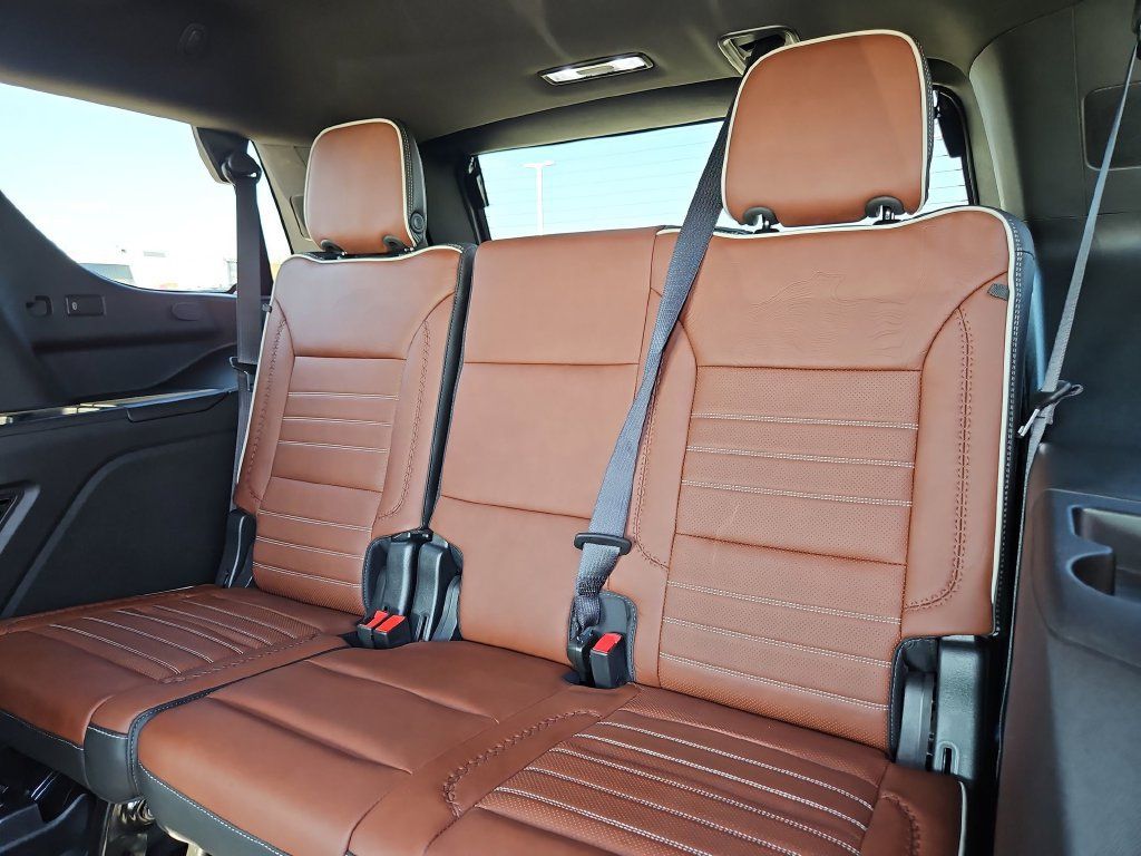 Used 2023 GMC Yukon Denali Ultimate AWD/4WD image 16