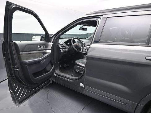 Used 2018 Ford Explorer XLT w/ Equipment Group 202A FWD image 8